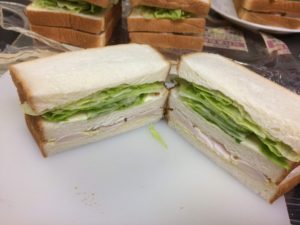 鶏ハムとレタスのサンドイッチ