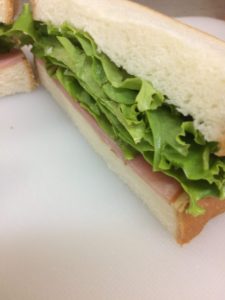 ハムとレタスのサンドイッチ